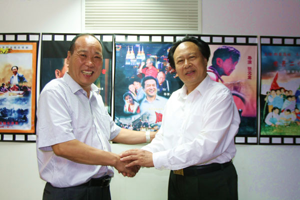 山東國樹酒業(yè)董事長徐勤學同志受到毛主席特型演員古云接見